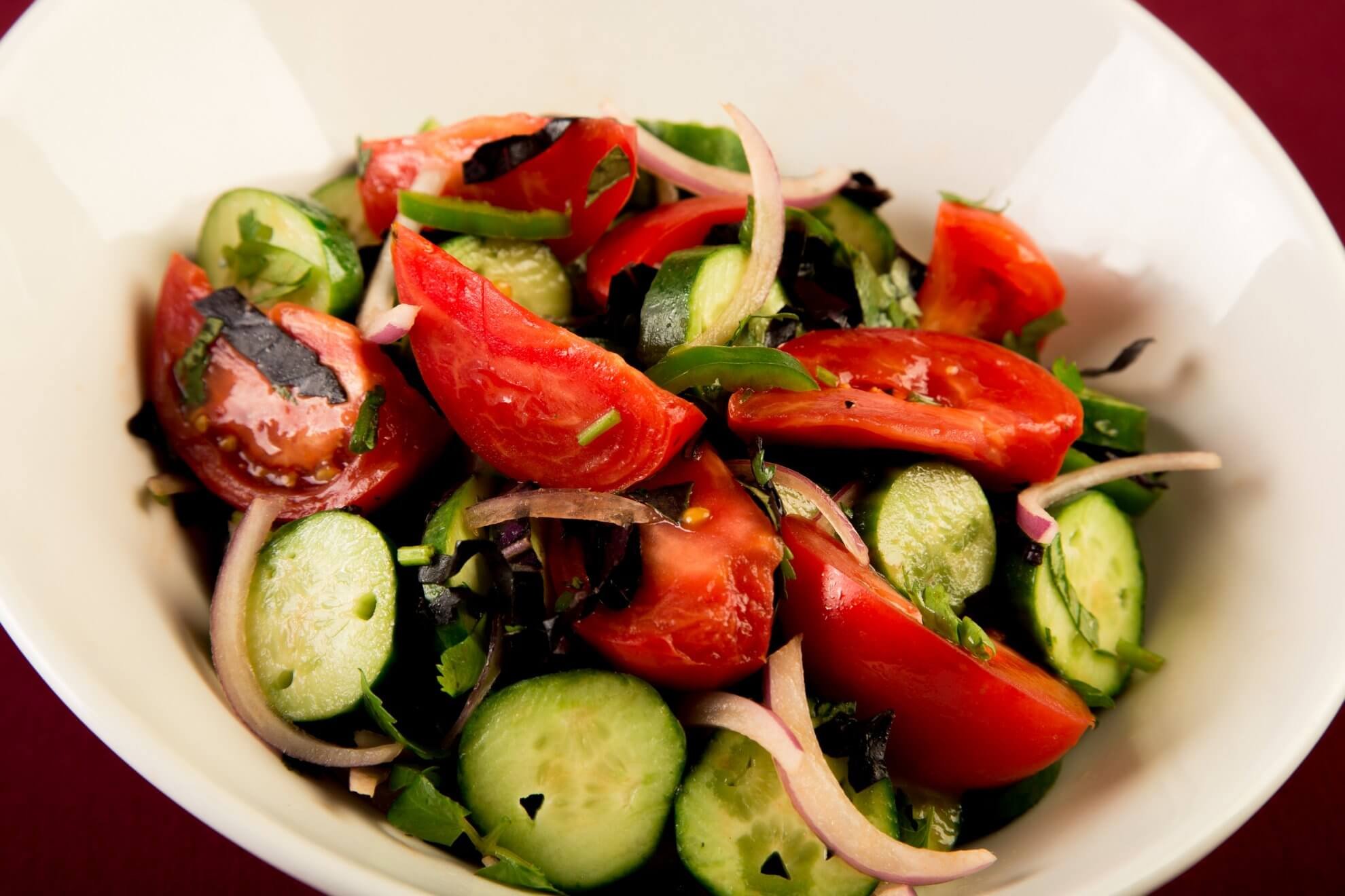 Салат овощной с грецкими орехами
