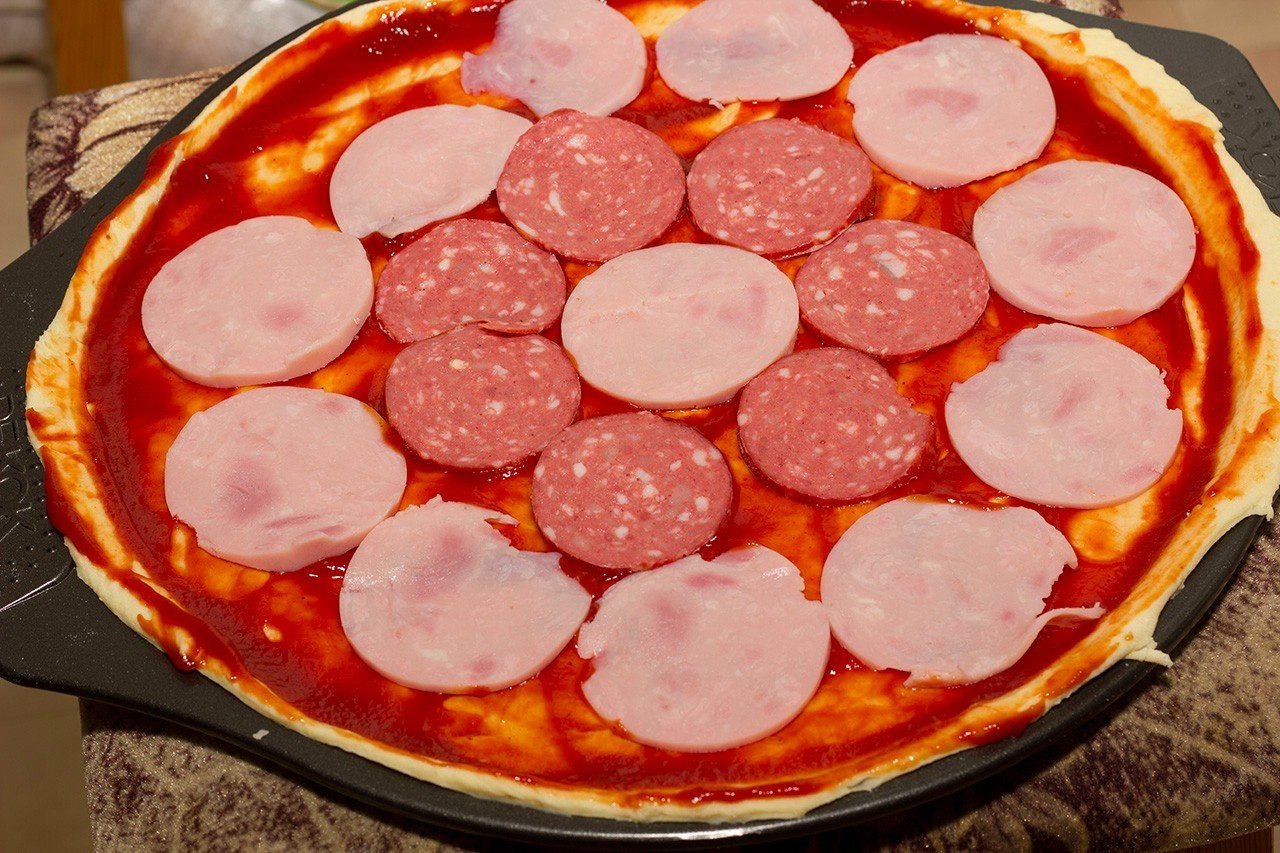 рецепт приготовления домашней пиццы с колбасой и помидорами фото 102