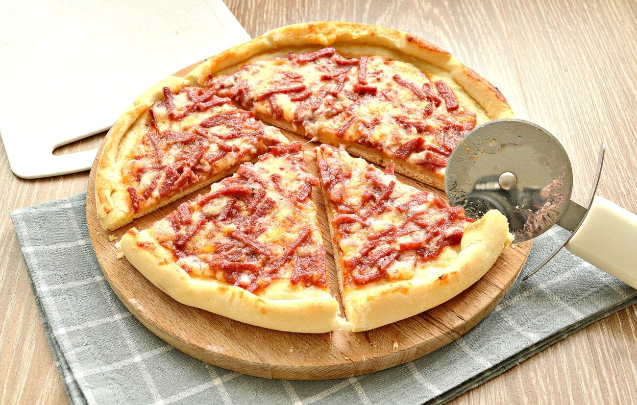 Пицца с колбасками. Пицца с колбасой. Пицца с салями и сыром. Пицца с копченой колбасой. Пицца с колбасой и помидорами.