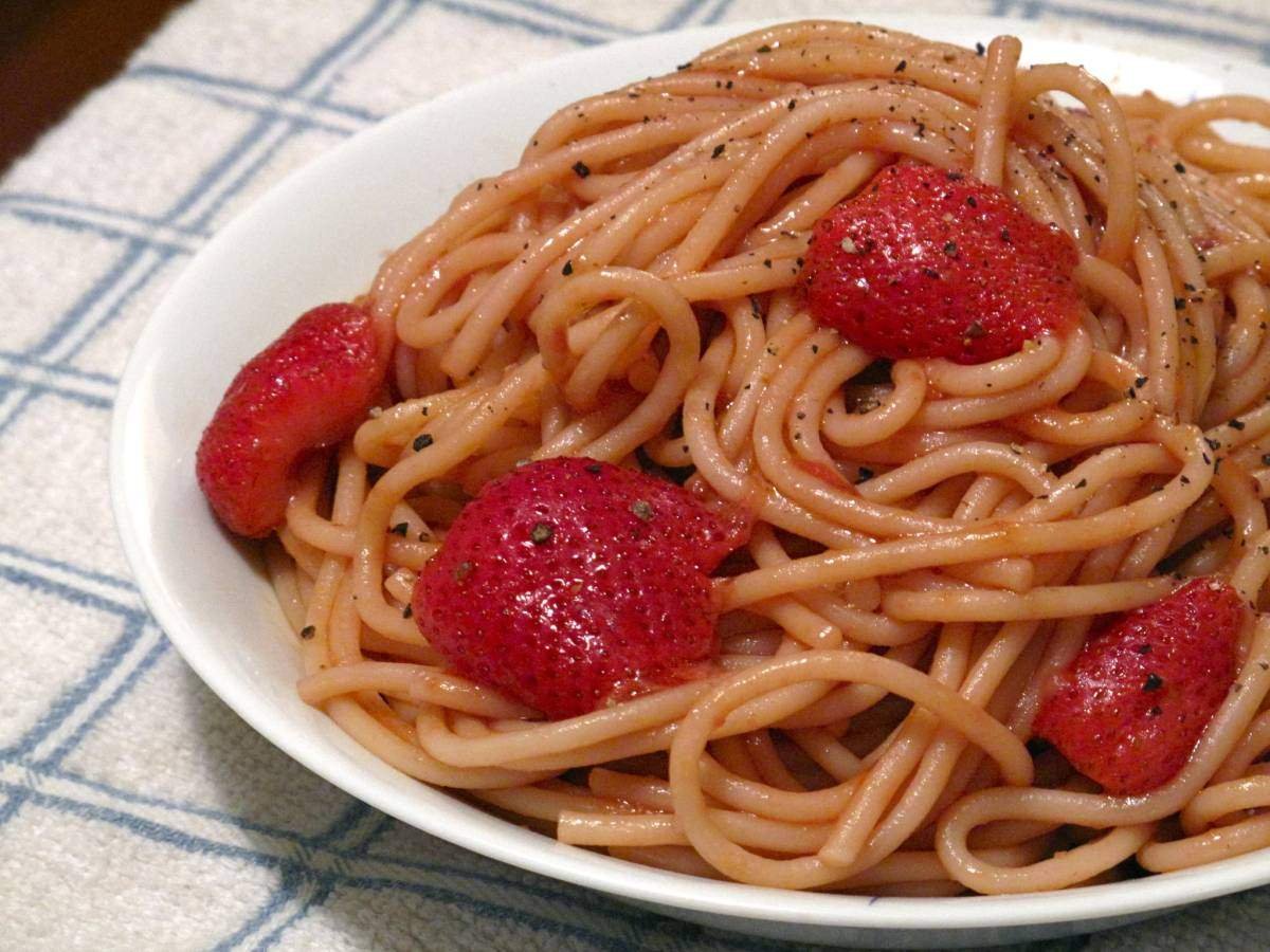 Спагетти с клубникой