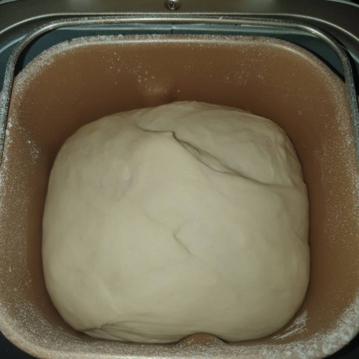 Рецепт дрожжевых пирожков в хлебопечке. Дрожжевое тесто. Тесто в хлебопечке. Тесто для пирога в хлебопечке. Хлебопечь для булочек.