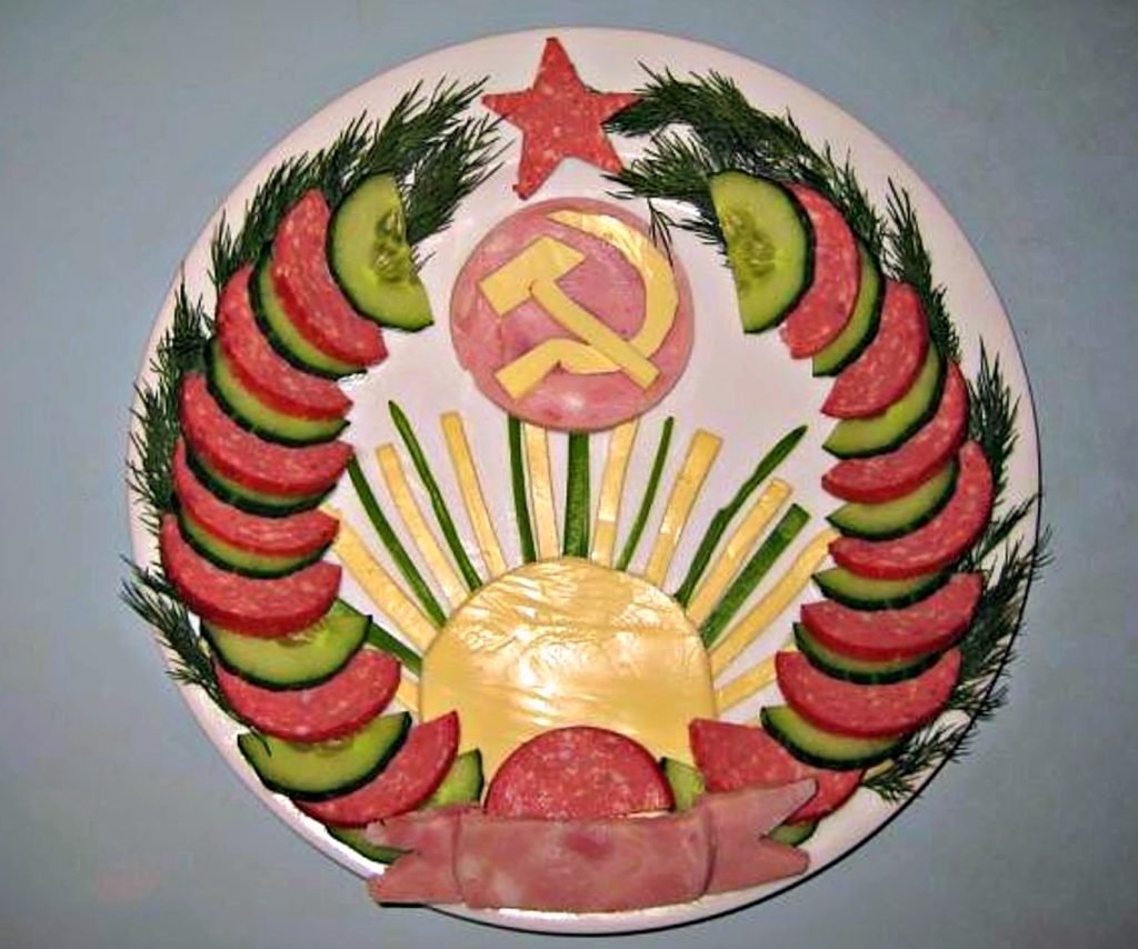 Мясная нарезка в виде герба СССР