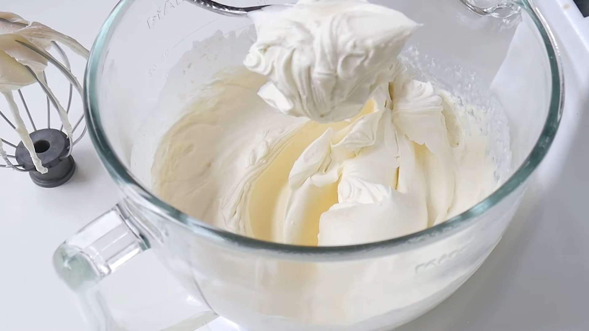 Приготовление крема чиз. Сливки для крема чиз. Крем сливки крем чиз сахарная пудра. Крем сливки творожный сыр и сахарная пудра. Крем чиз на масле.