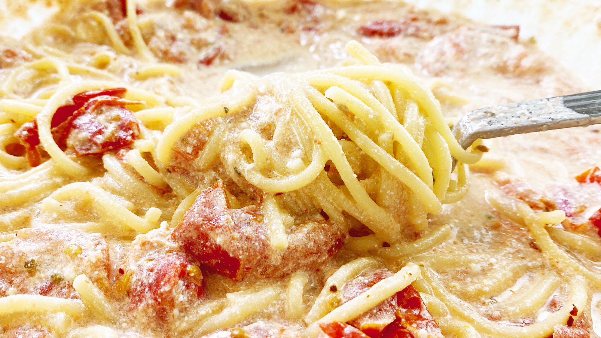 Спагетти с помидорами и сыром в духовке. Спагетти с сыром и помидорами в духовке. Макарохи с сыром и помидор. Паста с пармезаном. Паста в духовке с сыром и томатами.