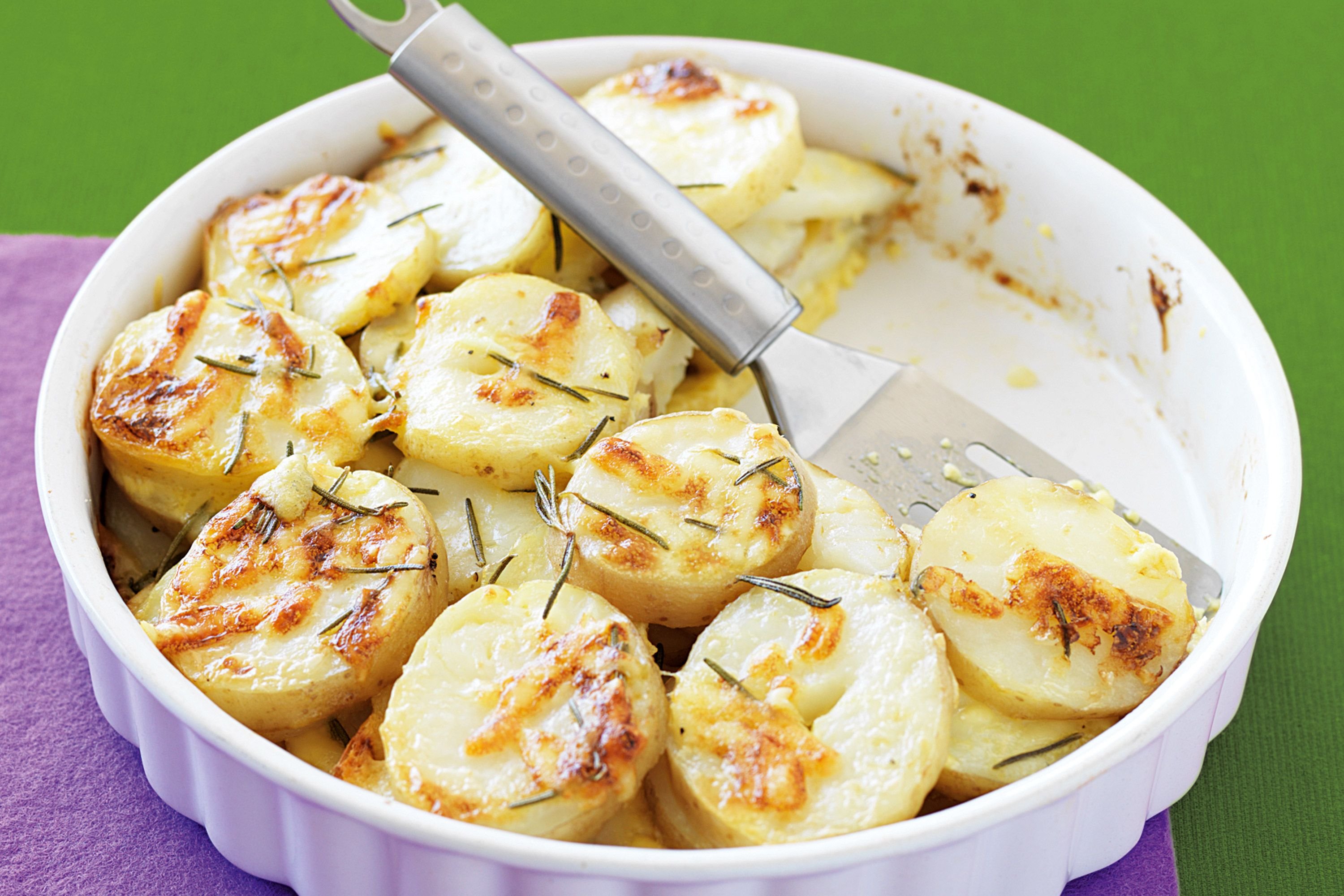 Рецепты со свежей картошкой. Картофель со сливками. Картофель запеченный в сливках. Картошка запеченная в сливках. Картофель в сметане в духовке.