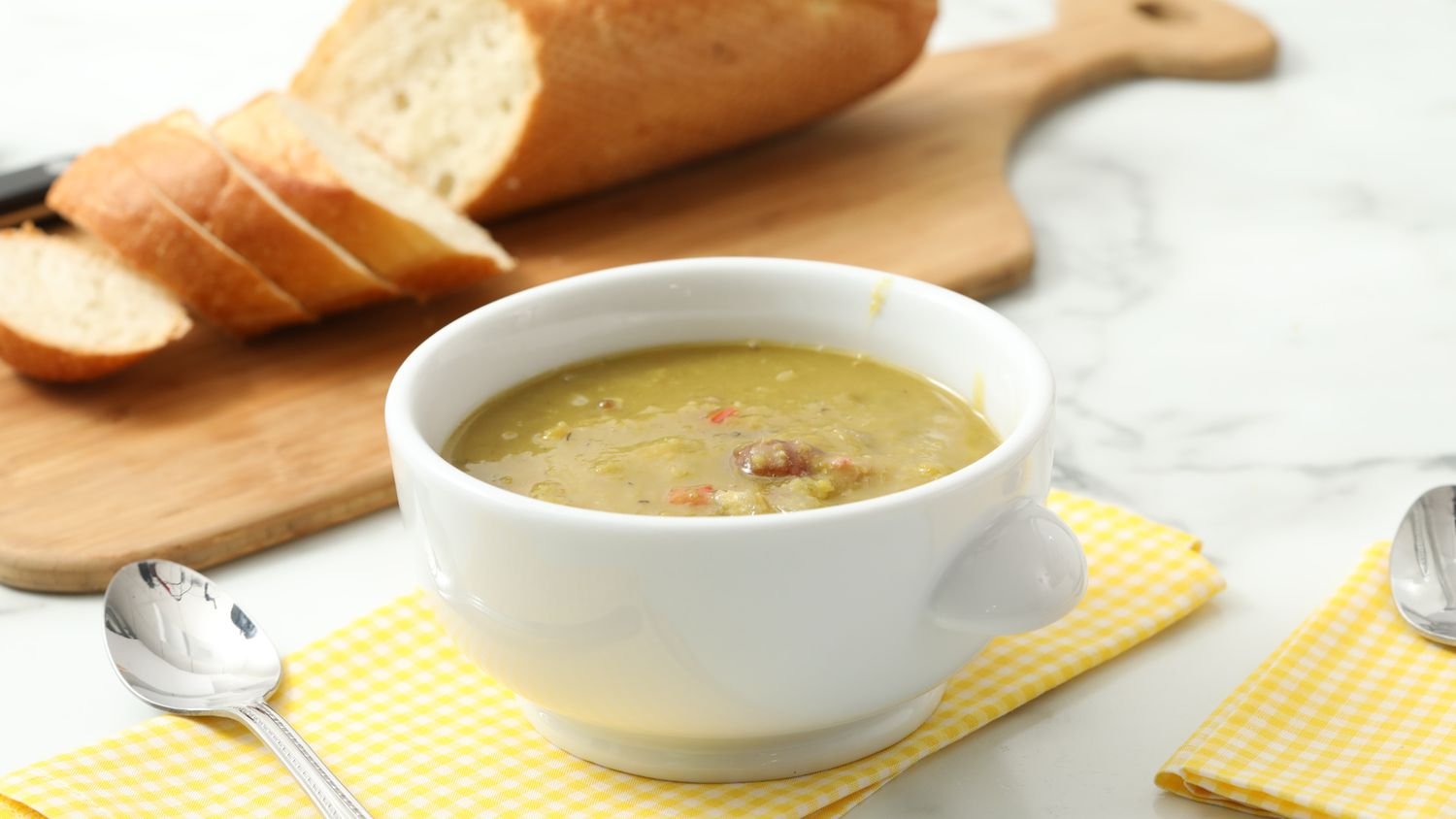 Можно кормящим гороховый суп. Горох для супа. Гороховый с копченостями сверху. Split Pea Soup. Chickpea Soup.