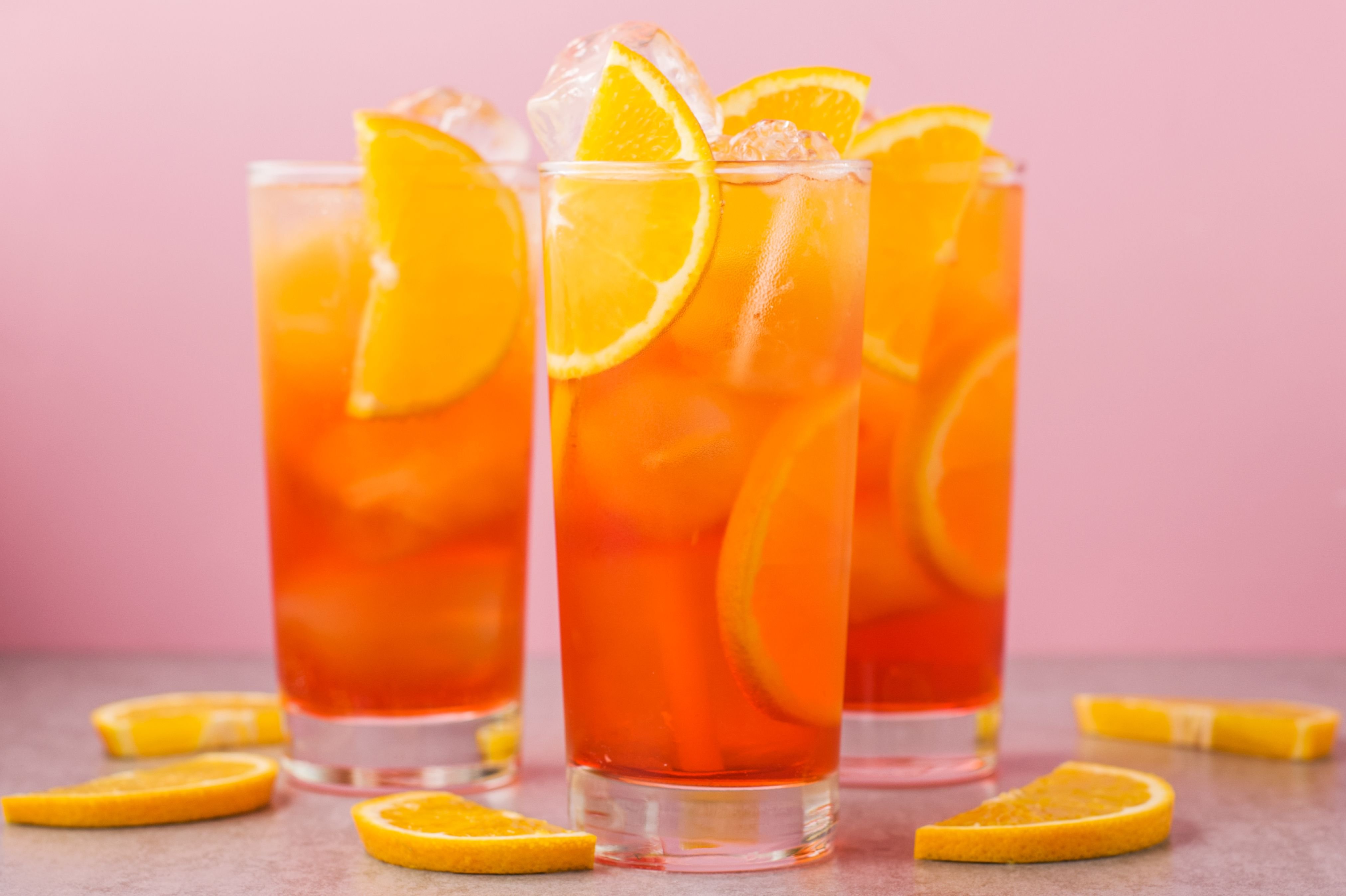 Как сделать апельсиновый сок в домашних условиях. Апероль шприц коктейль. Orange Spritz коктейль. Апероль Спритц коктейль. Цитрус хайбол коктейль.