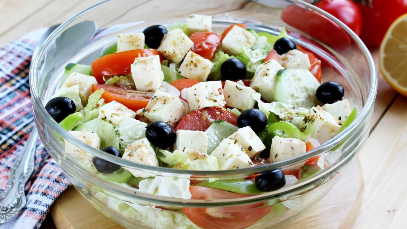 Салаты с оливками рецепты простые. Греческий салат с пекинской капустой. Греческий салат с фетаксой и маслинами и пекинской капустой. Салат из пекинской капусты с маслинами. Салат оливки помидоры сыр фетакса маслины.