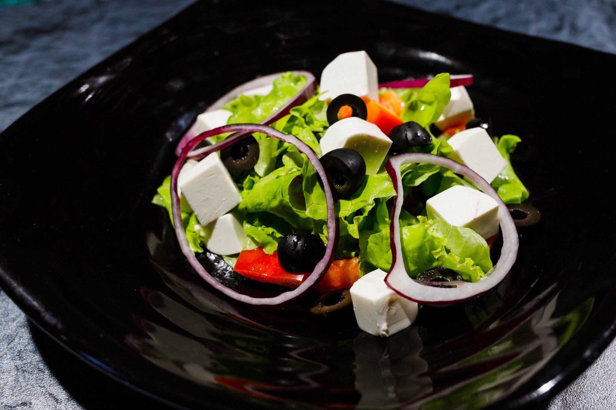 Настоящий греческий. Греческий салат. Настоящий греческий салат. Канапе греческий салат. Греческий салат с бальзамическим соусом.