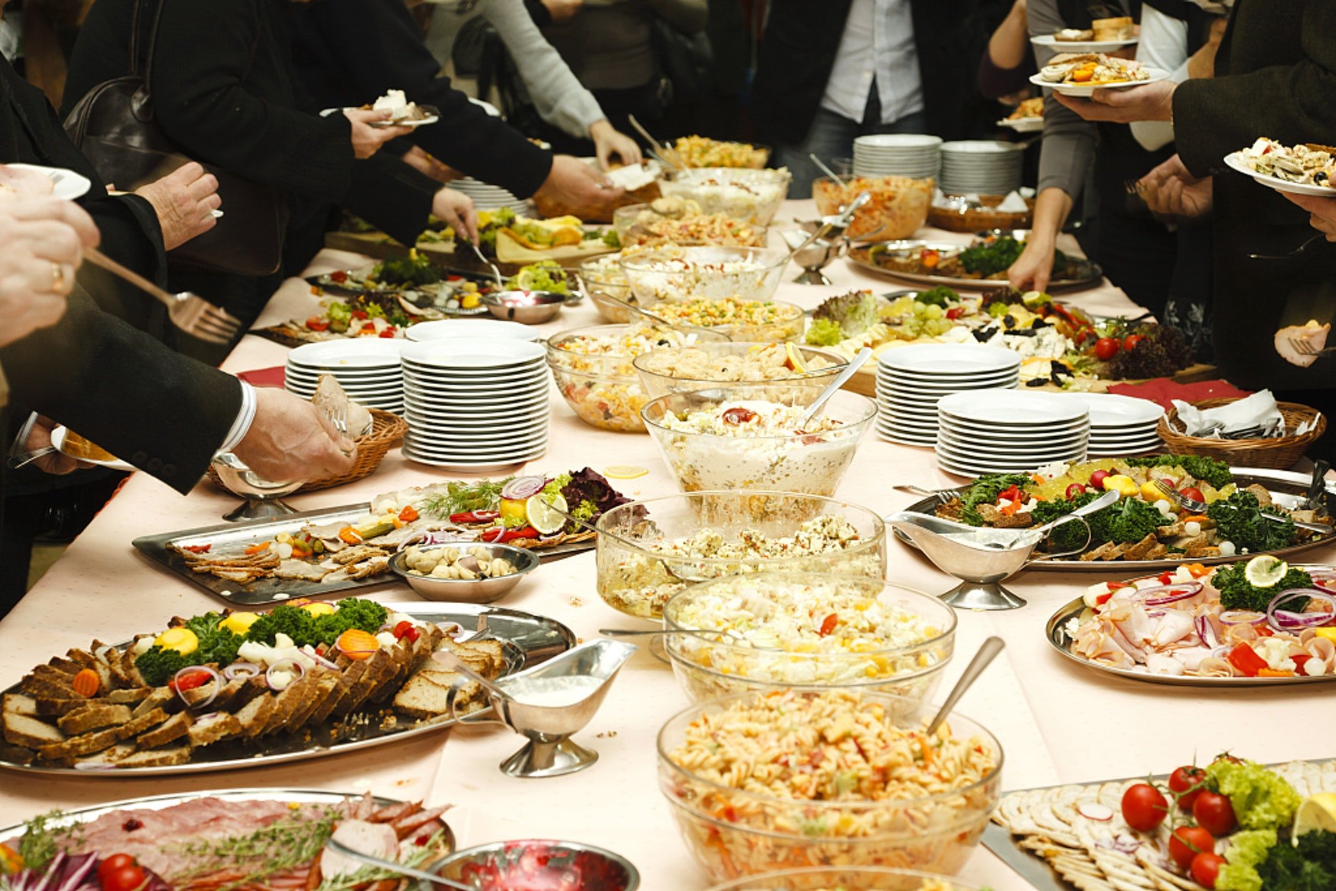 Свадьба поминки. Накрыть праздничный стол. Накрытый стол с едой. Свадебный стол с едой. Блюда на стол для гостей.