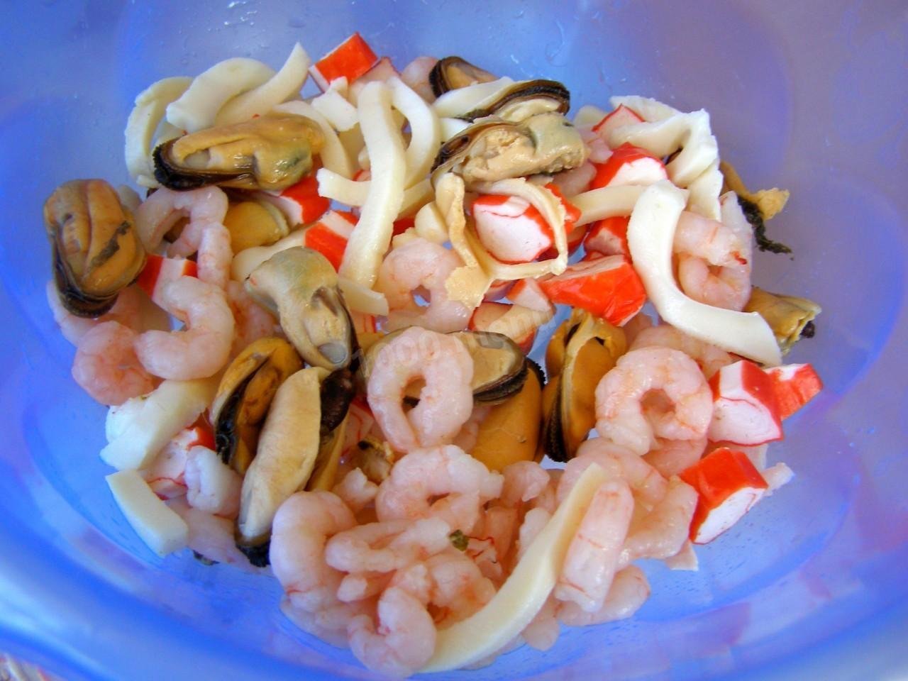 Мидии с креветками рецепты. Морской салат (кальмар, креветки, осьминог, мидии). Морской гребешок, мидии, креветки, кальмары. Морской коктейль креветки кальмары мидии. Морской коктейль мидии с кальмарами.