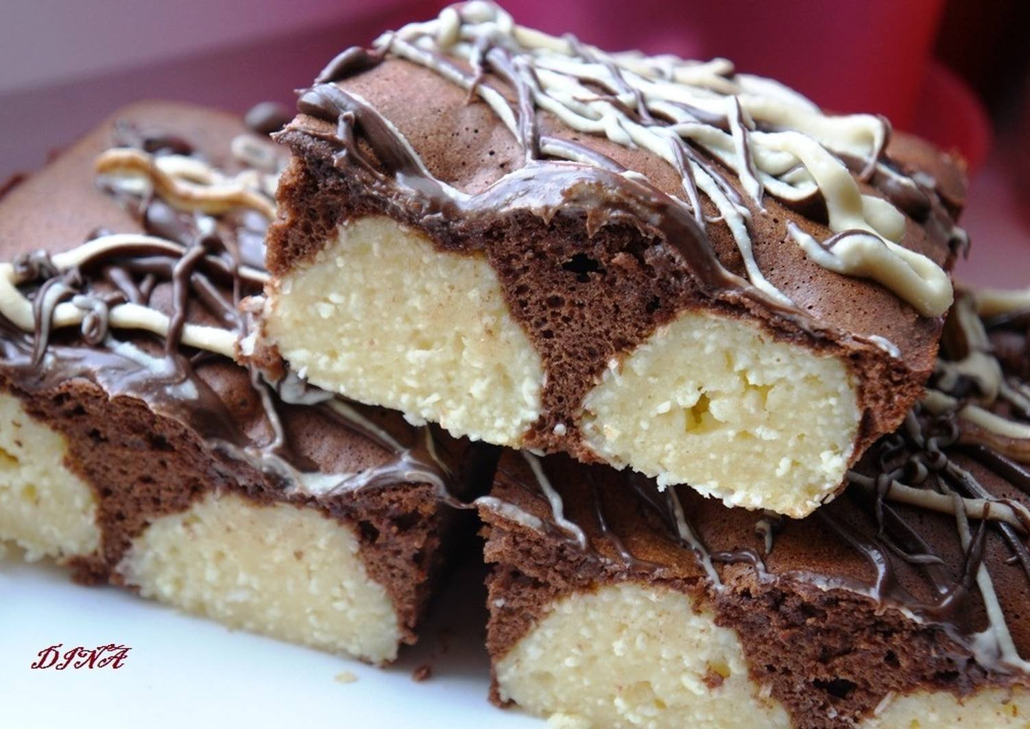 Просто кухня шоколадно творожный пирог. Пирог Брауни с творогом. Шоколадно творожный пирог. Шоколадно творожный торт. Шоколадный торт с творожными шариками.