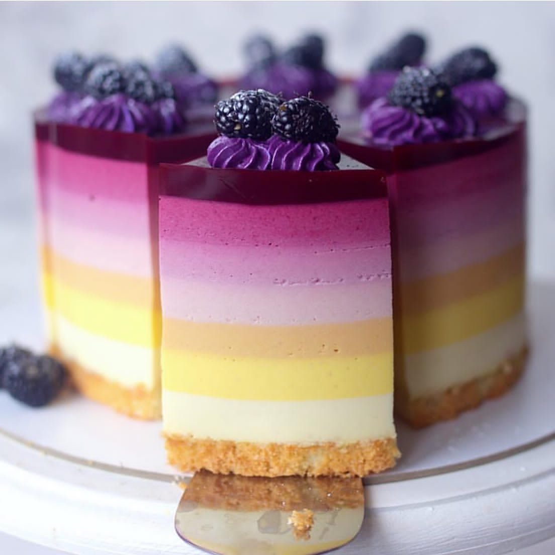 Украшение торта фруктами и безе