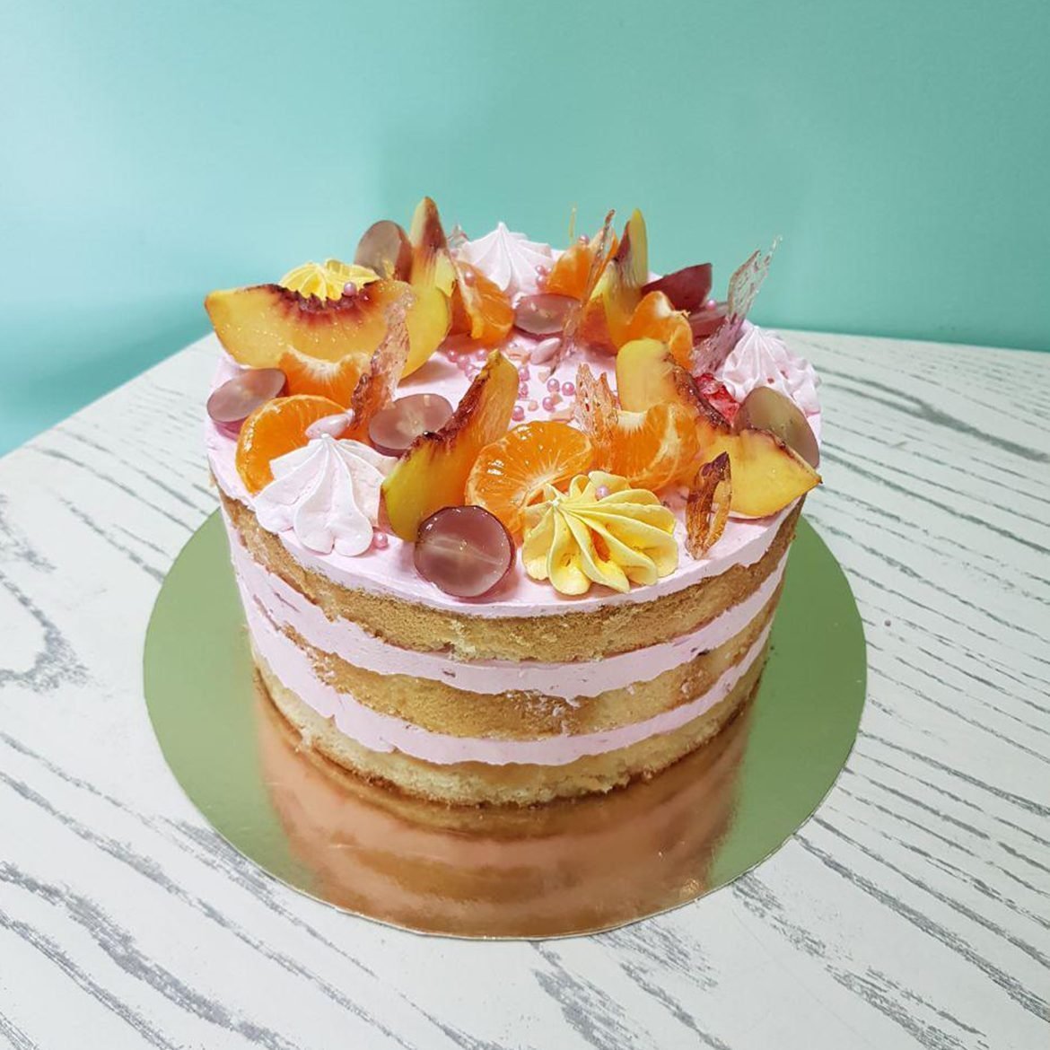 Украшение торта фруктами и сладостями