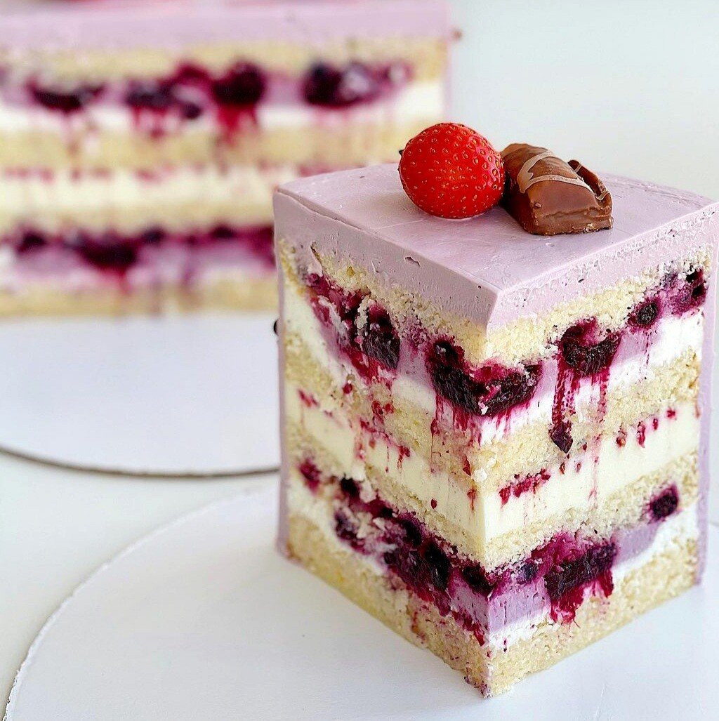 Ягодно бисквитный торт. Торт ягодный крем чиз. Торт вишневый пломбир. Торт с черничным конфи и кремом чиз. Ягодное конфи для торта.