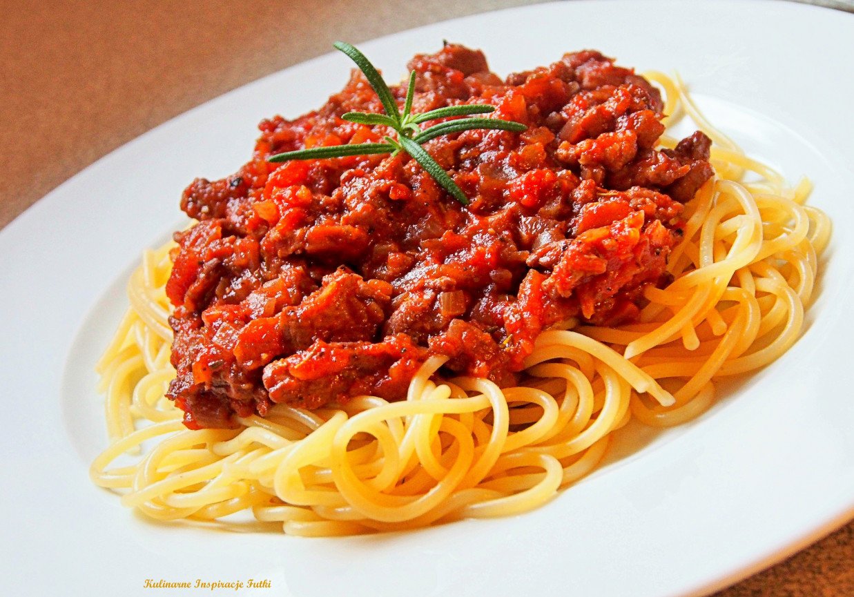 Подлива к мясу простой. Спагетти. Спагетти с мясом. Макароны с подливкой с мясом. Спагетти с мясным соусом.