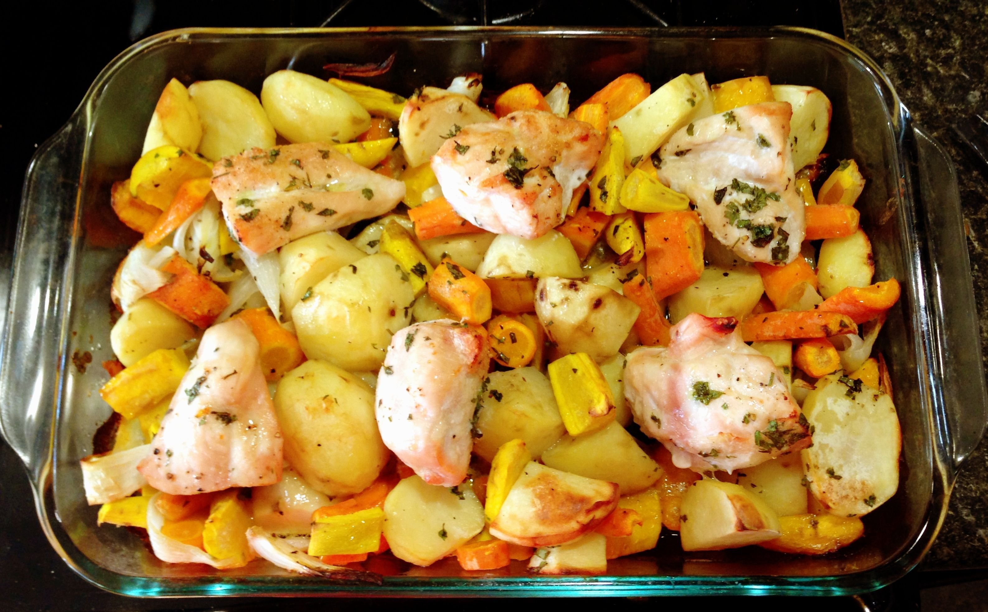 Куриная грудка картофель помидоры. Картофель с овощами в духовке. Курица в духовке с картошкой и овощами. Курица с картошкой и морковкой в духовке. Куриная грудка с картошкой в духовке.