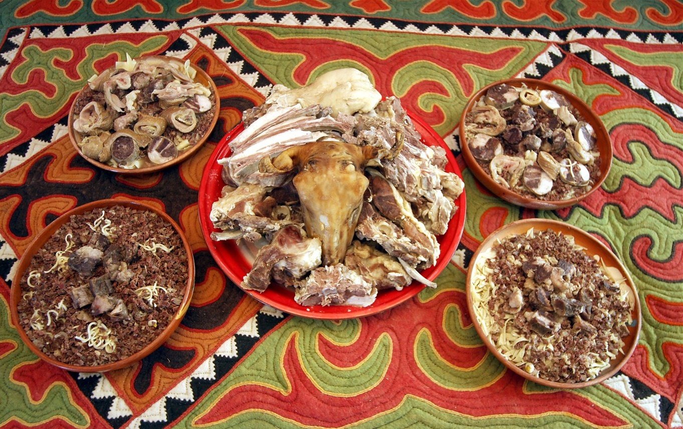 Блюда казахского народа. Киргизы кухня. Национальное блюдо Кыргызстана бешбармак. Киргизская кухня бешбармак. Казахская кухня бешбармак.