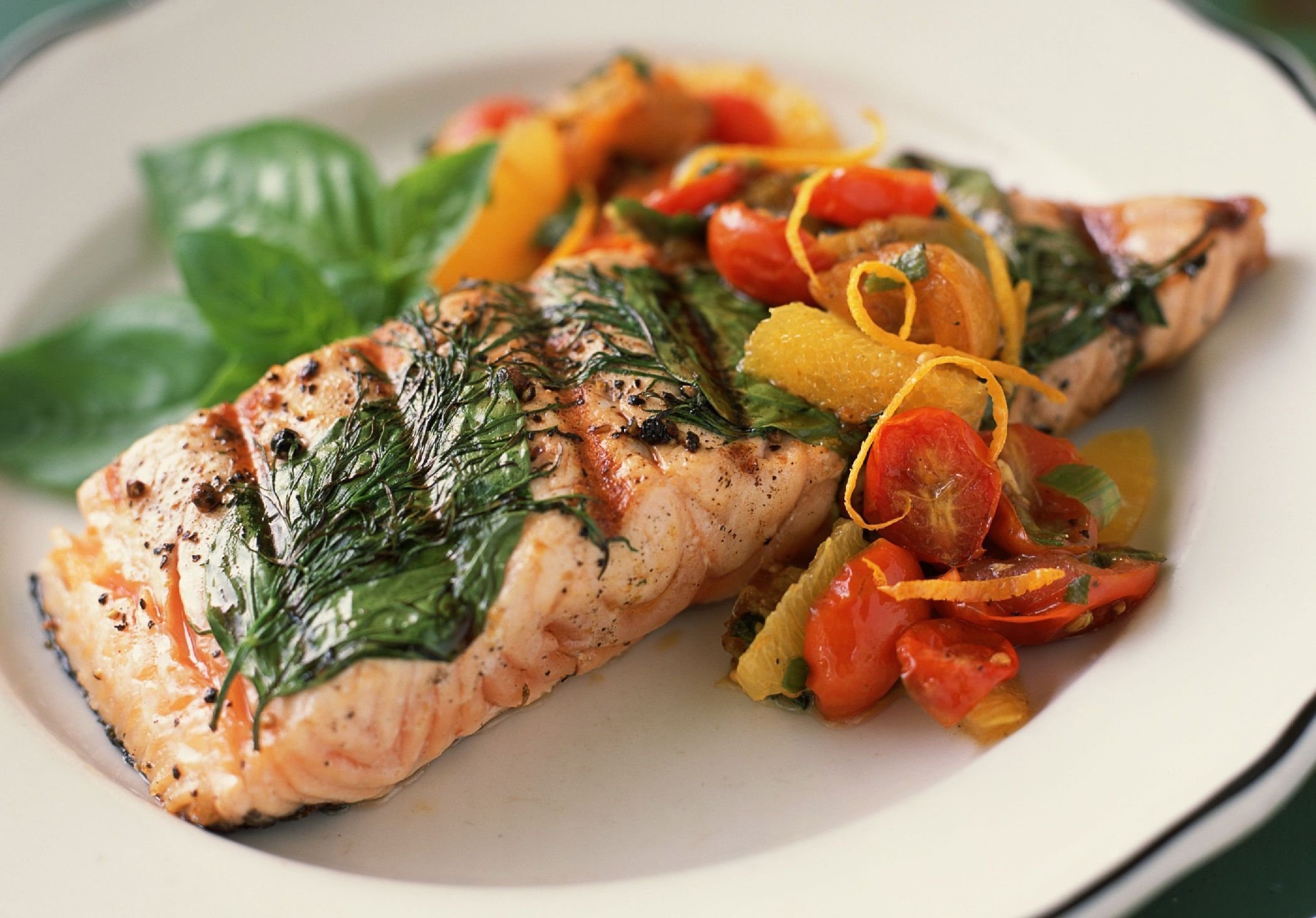 Простые рецепты рыбы с овощами. Лосось с соусом песто. Блюдо "рыба". Запеченная рыба. Рыба на ужин.
