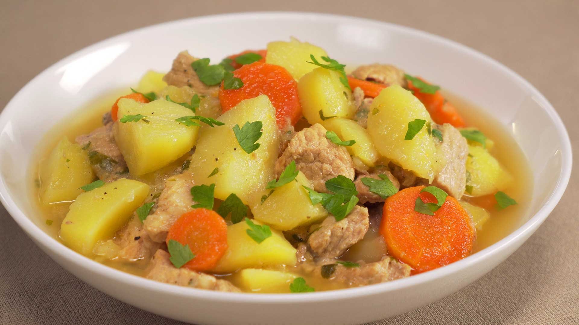 Рецепт мясом картошкой рагу классический. Рагу. Мясо тушеное с овощами. Рагу с картошкой. Тушеная картошка с овощами.