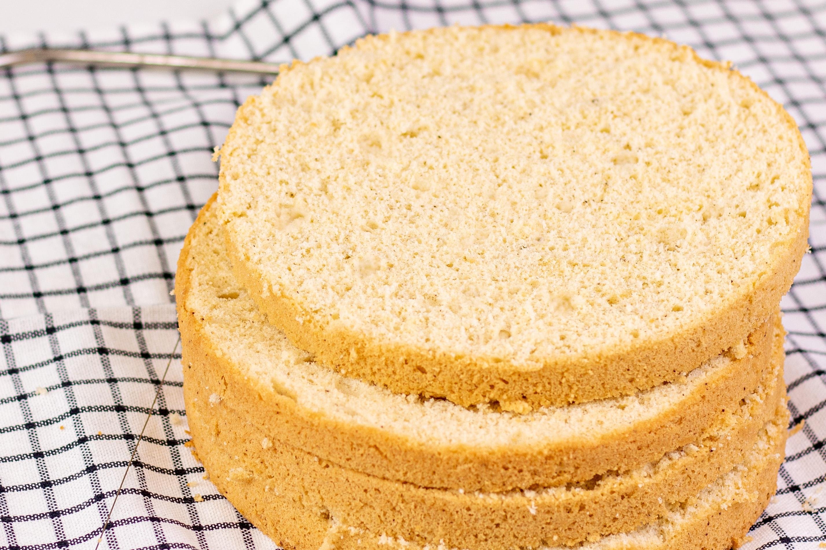 Самый простой бисквитный. Бисквит Кастелла. Торт с ванильным бисквитом. Пористый бисквит для торта. Бисквитное тесто для торта.