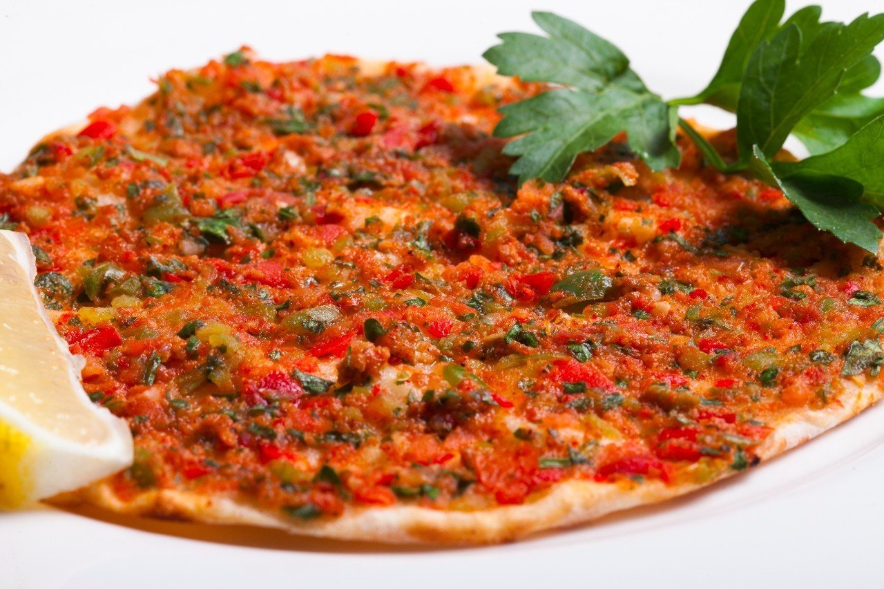 Ламаджо что это за блюдо. Лахмаджун. Турецкая лепешка Лахмаджун. Турецкая пицца Лахмаджун. Что такое Лахмаджун в Турции.