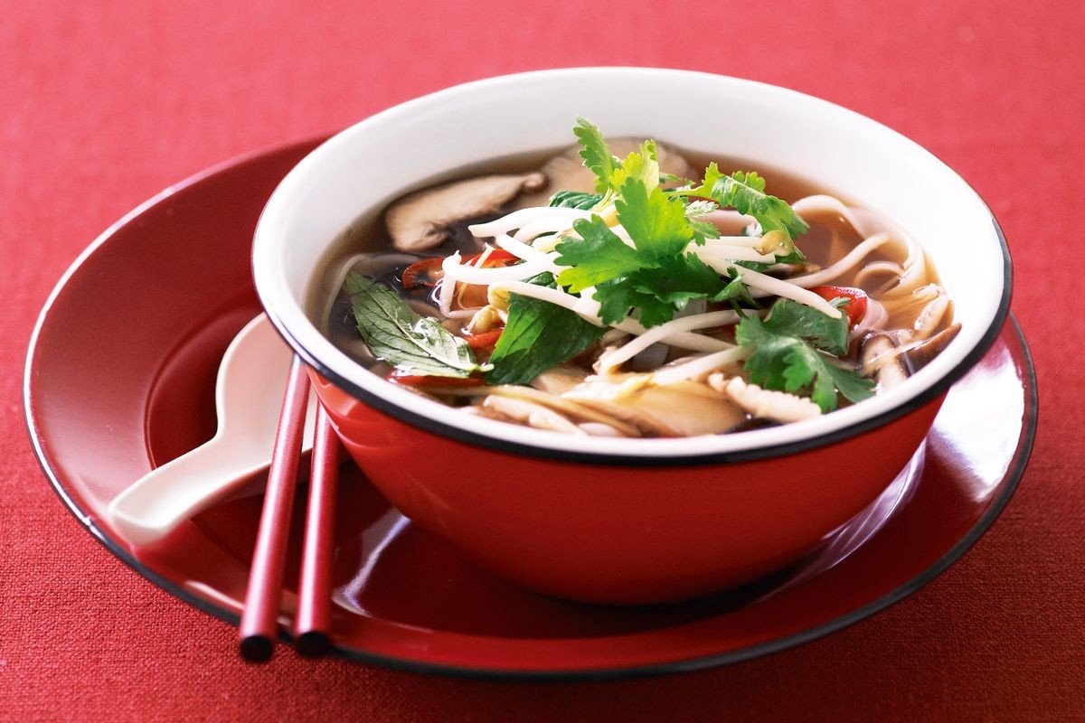 Суп с лапшой и овощами. Китайский суп с лапшой. Суп Чынг Чан. Для супа. Китайский куриный суп с лапшой.
