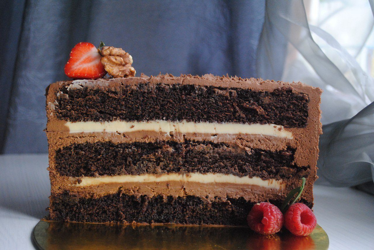 Начинки торта фото. Маковый торт с кремом чиз. Торт шоколадный бисквит с кремом чиз. Торт крем чиз с шоколадом. Шоколадный бисквит с клубничным конфи.