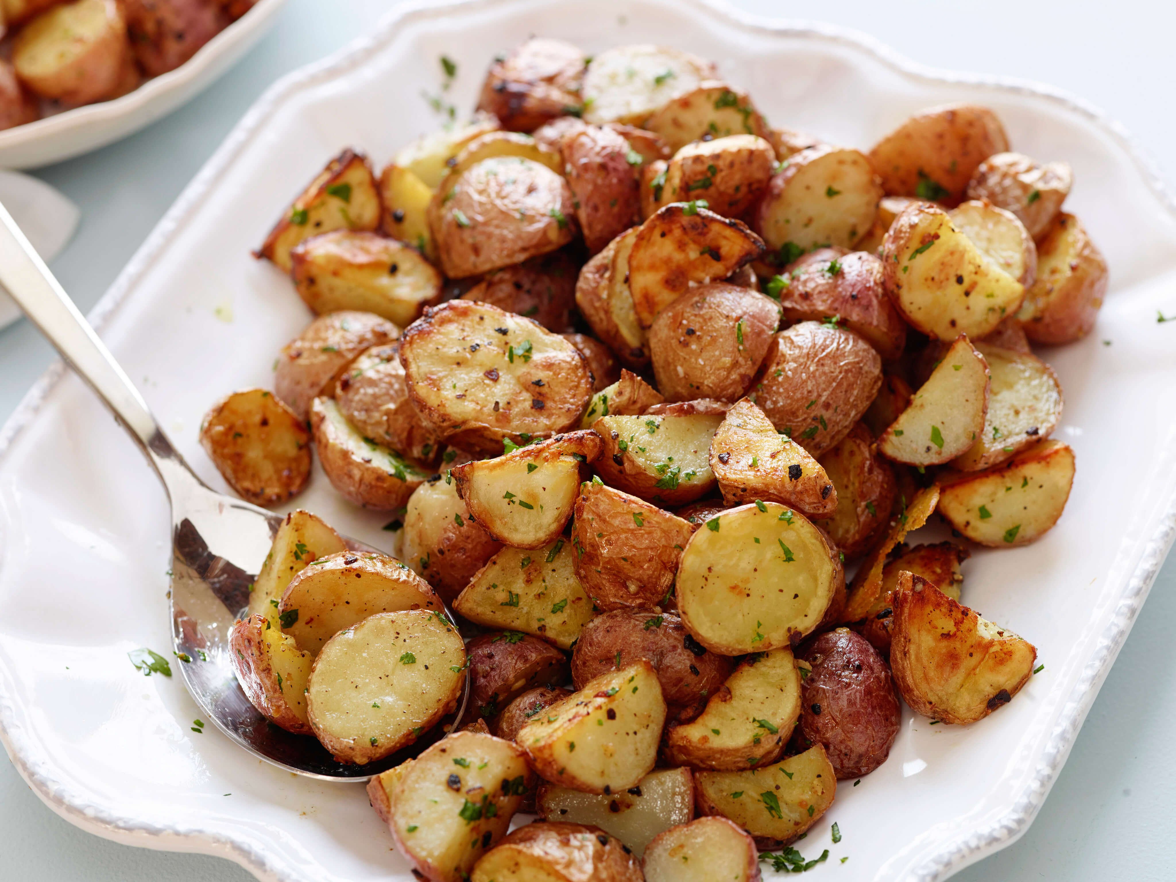 Картофель блюда на скорую. Запеченный молодой картофель. Картофель по-деревенски в духовке. Картошка с чесноком в духовке. Печёный картофель в духовке.