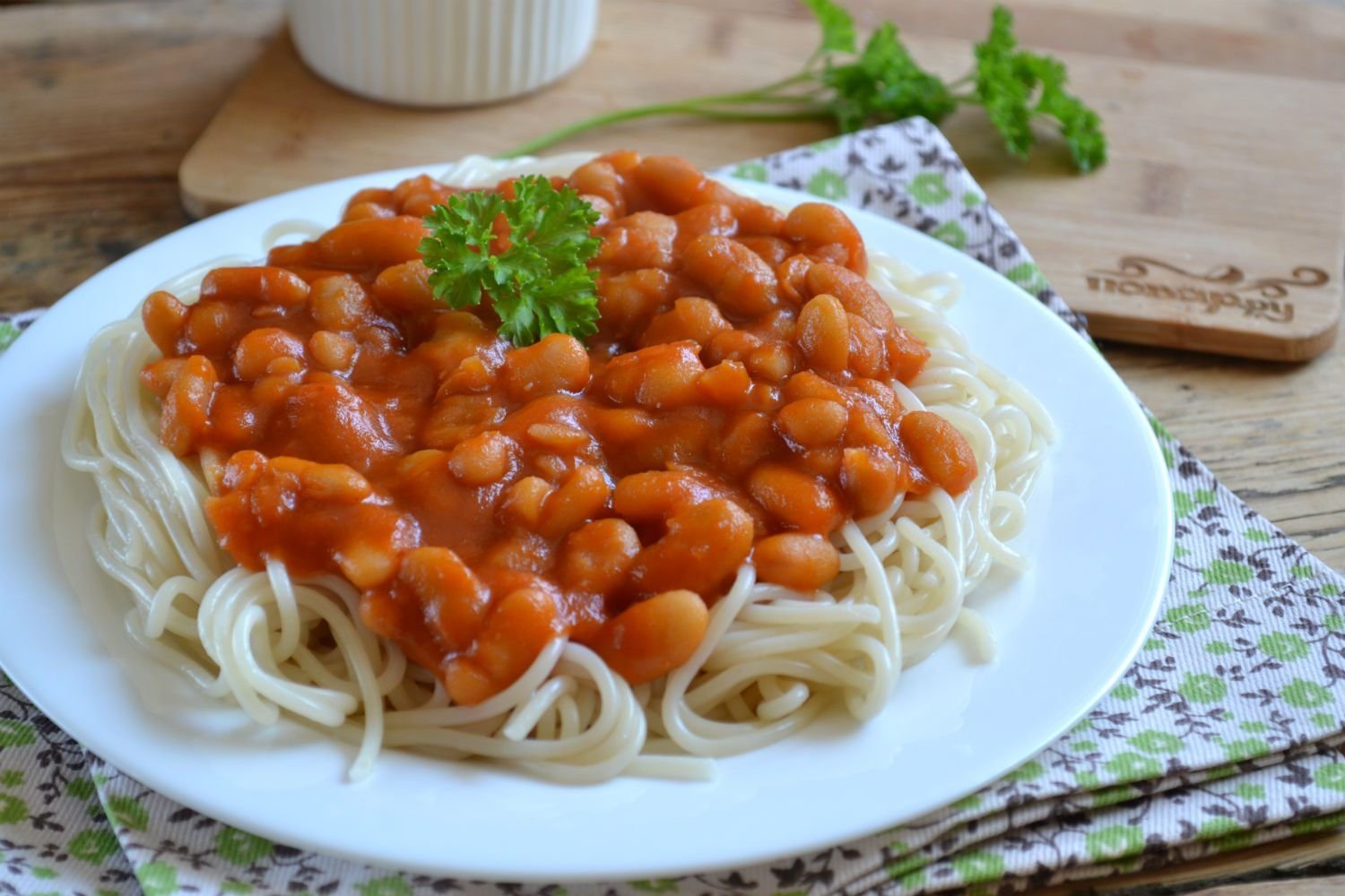 Рецепт домашней вермишели. Макароны с фасолью в томатном соусе. Спагетти с фасолью в томатном соусе. Паста с фасолью в томатном соусе. Спагетти с фасолью в томатном.