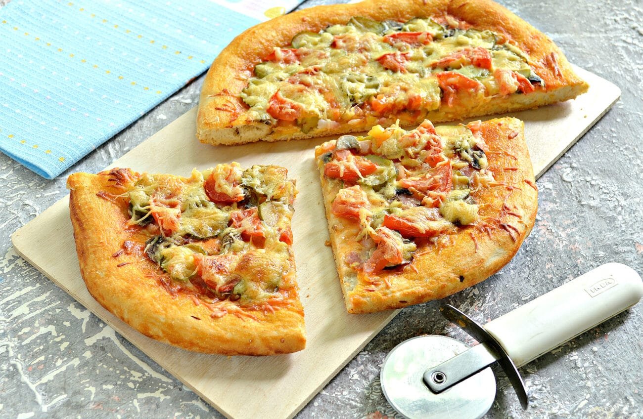 пицца рецепт в домашних условиях с колбасой и сыром помидорами из слоеного теста духовке фото 115