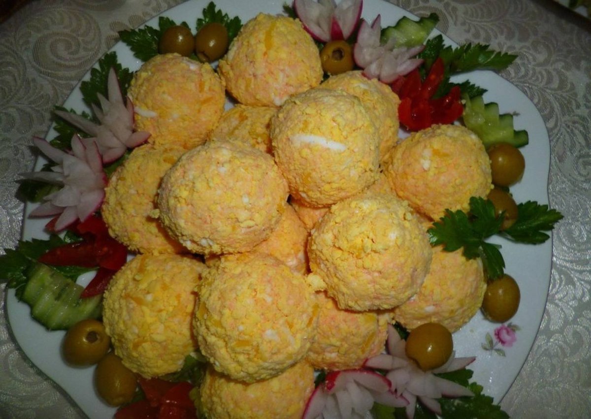 Салат с сырными шариками