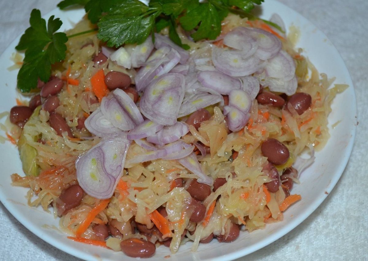 Салат с фасолью и маринованным луком
