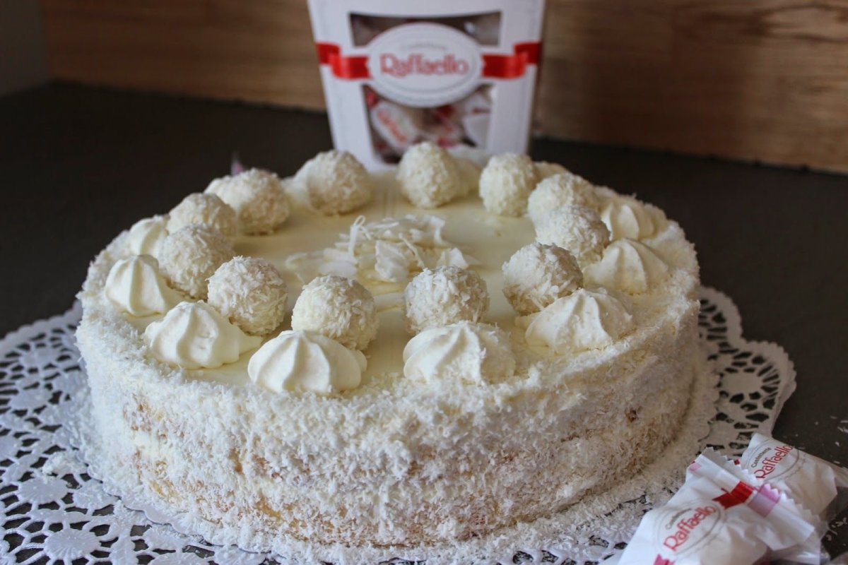 Украшение торта Рафаэлло