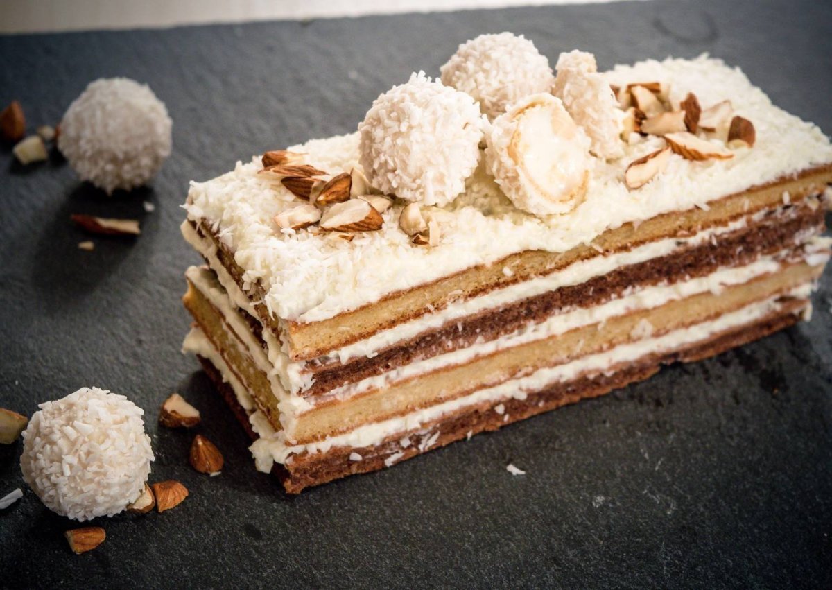 Украсить торт Рафаэлло и мандаринами