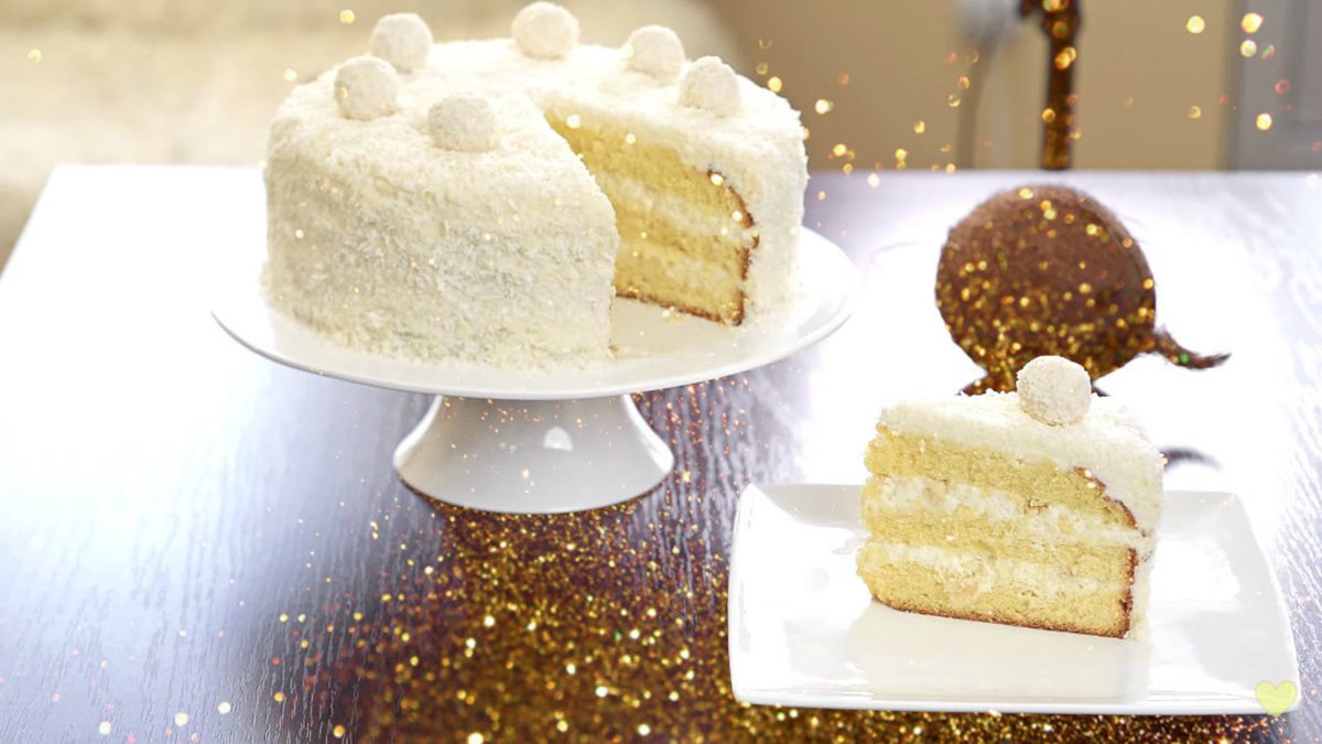 Торт с Рафаэлло и клубникой