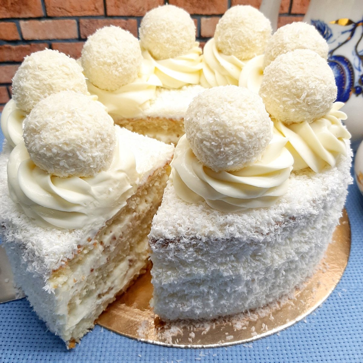 Декор торта клубникой и Рафаэлло