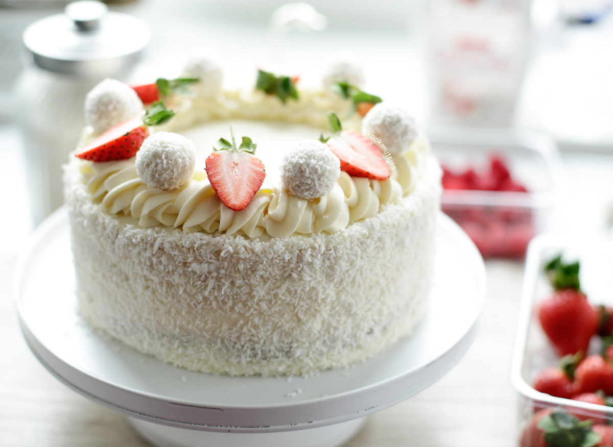 Украшение торта Рафаэлло конфетами Рафаэлло