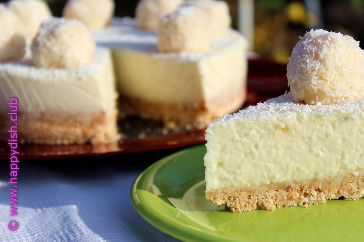 Торт Рафаэлло с кокосовой стружкой снаружи