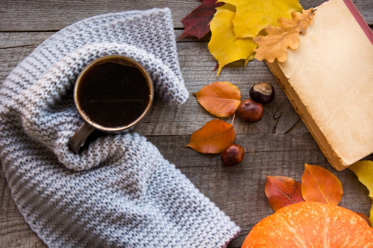 Чашка кофе и шарф осень