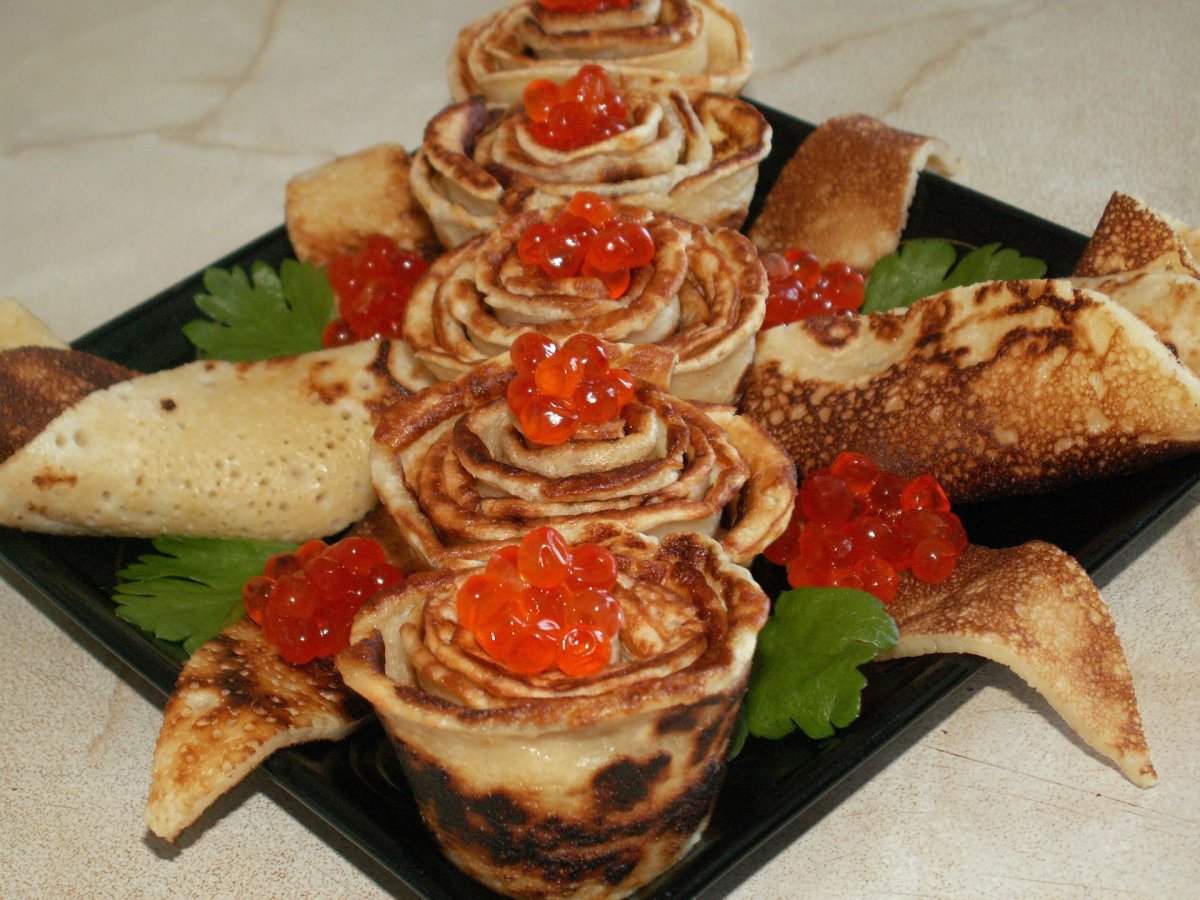 Оригинальное украшение стола с блинами