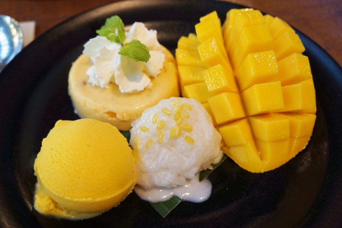 Десерт в Тайланде с манго