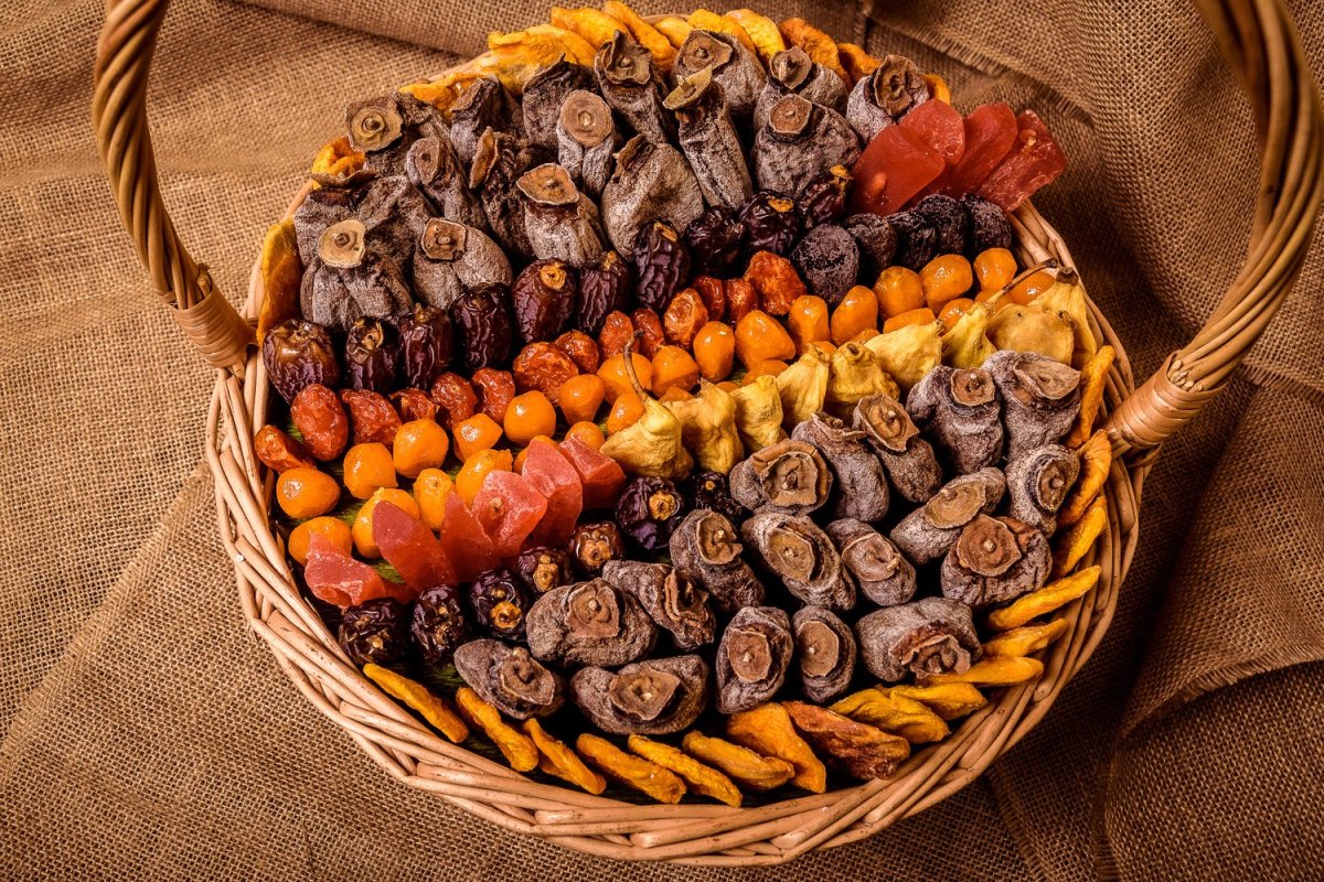 Корзина с сухофруктами