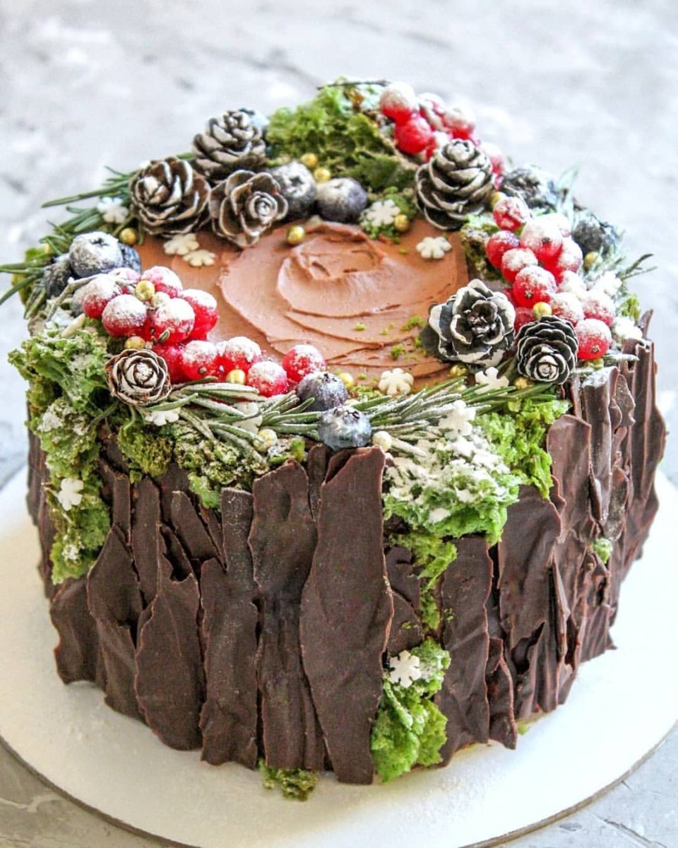 Торт с кремовыми змеями