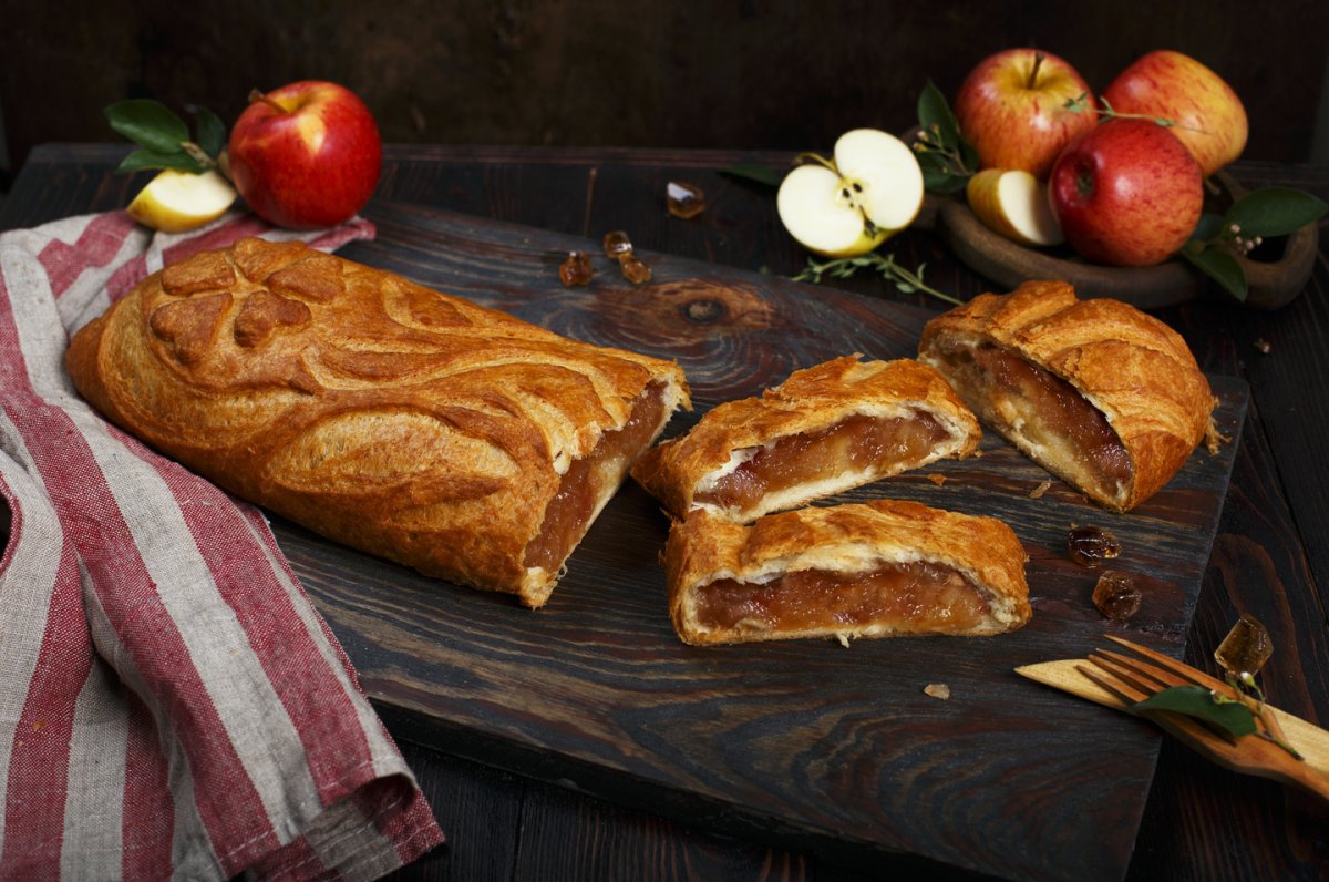 Слоеные пирожки с яблоками