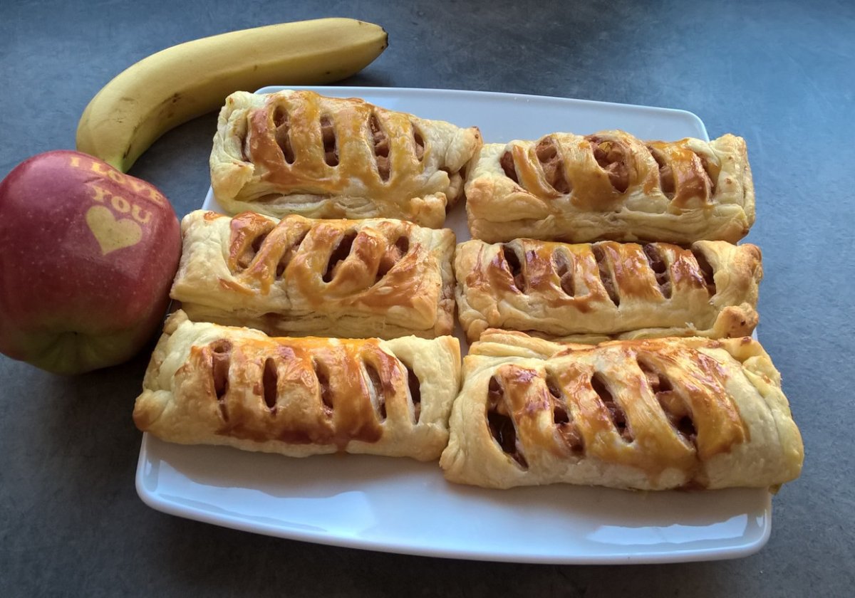 Слойки с яблоком и корицей