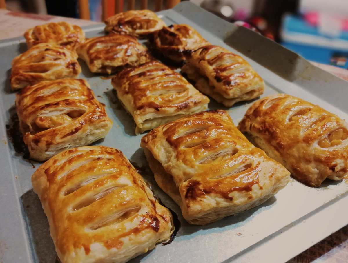 Слойки с яблоком и корицей