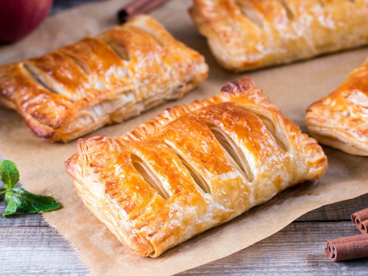 Яблочный штрудель из слоеного теста