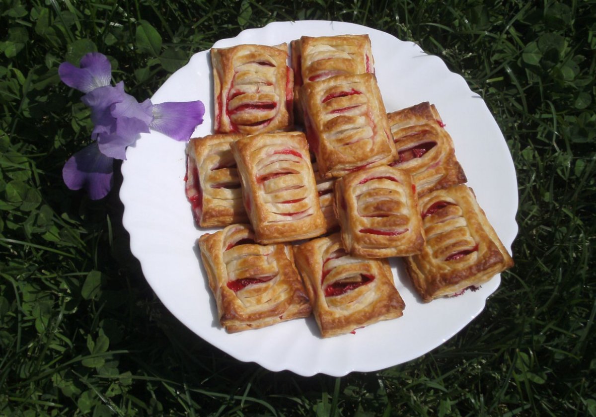 Пирог из слоеного теста с яблоками