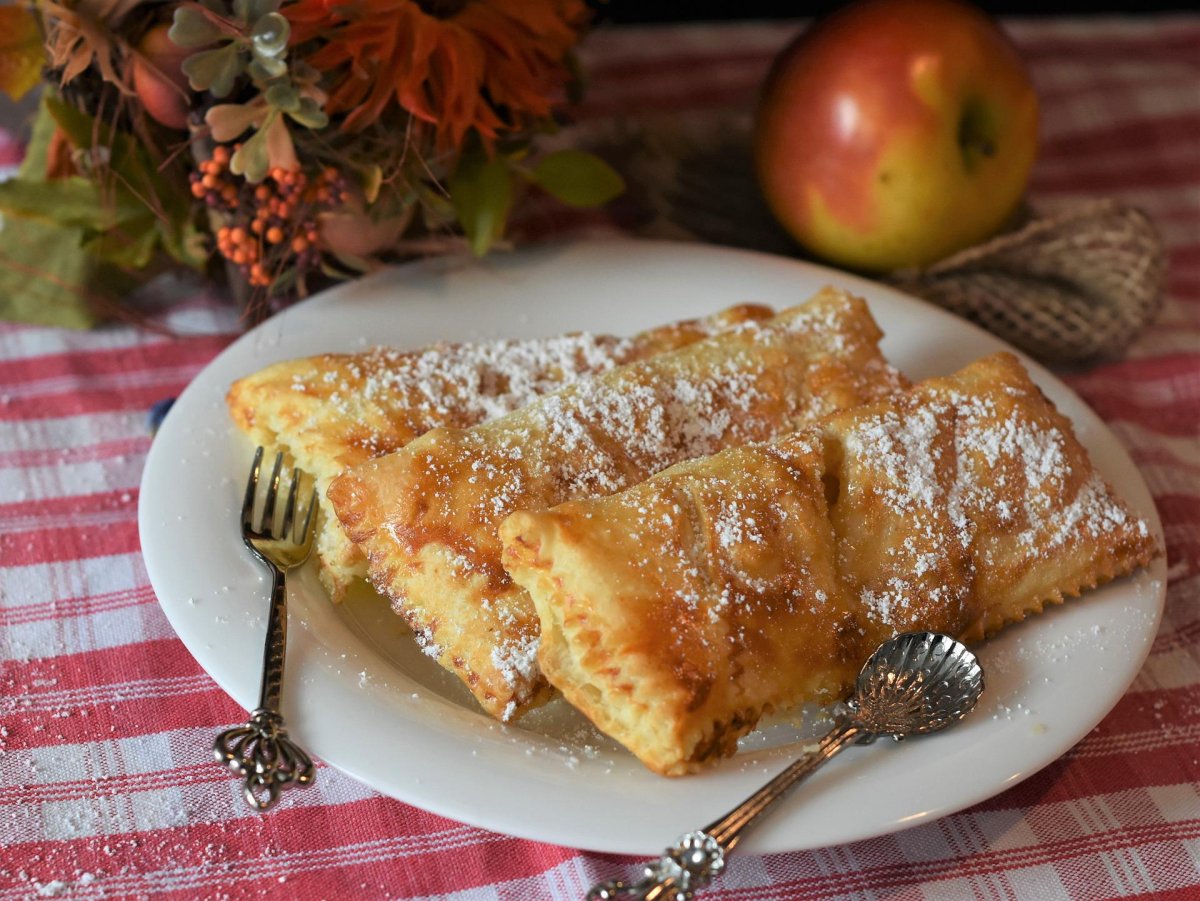 Слоеные пирожки с яблоками